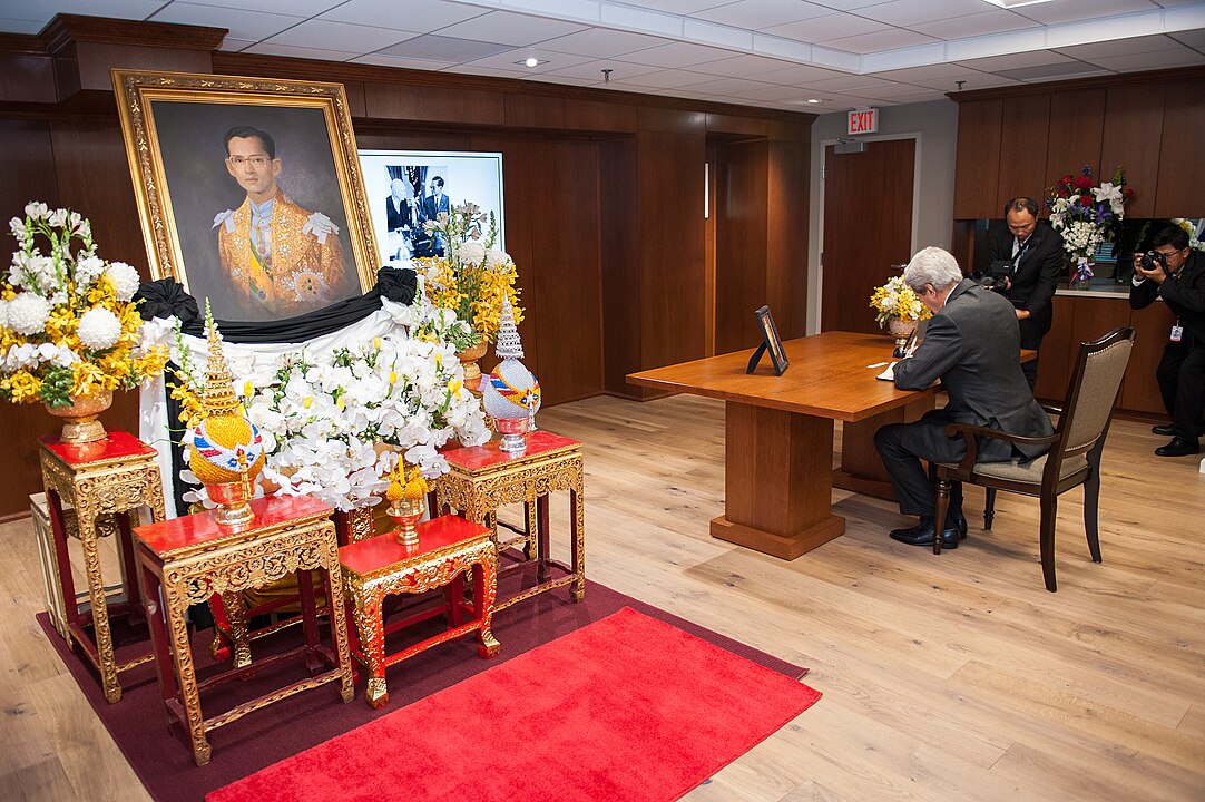 Signature du livre de condoléances pour le décès du Roi Bhumibol de Thaïlande