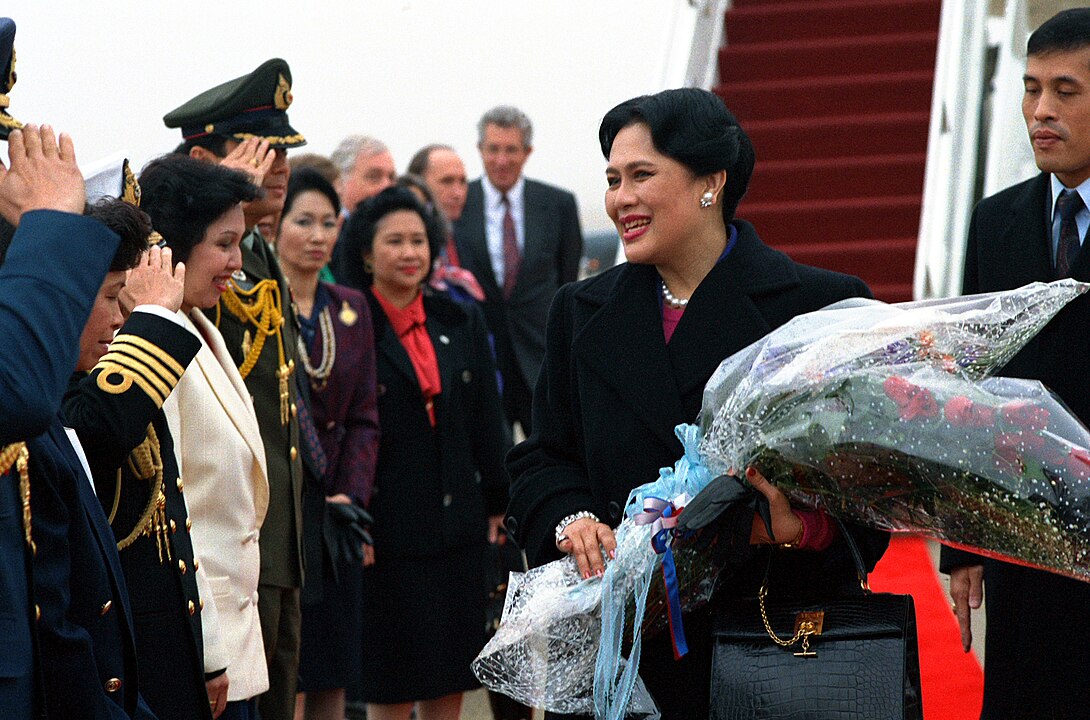 La Reine Sirikit accueillie à sa descente d'avion