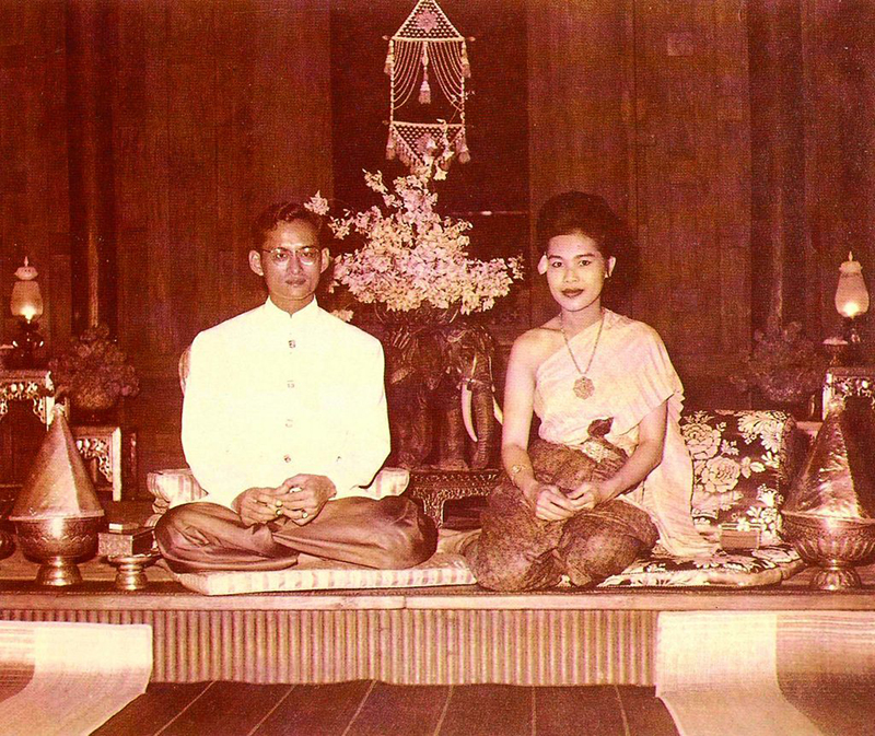 Bhumibol Adulyadej et Sirikit Kitiyakara, une histoire d’amour et de dévouement.