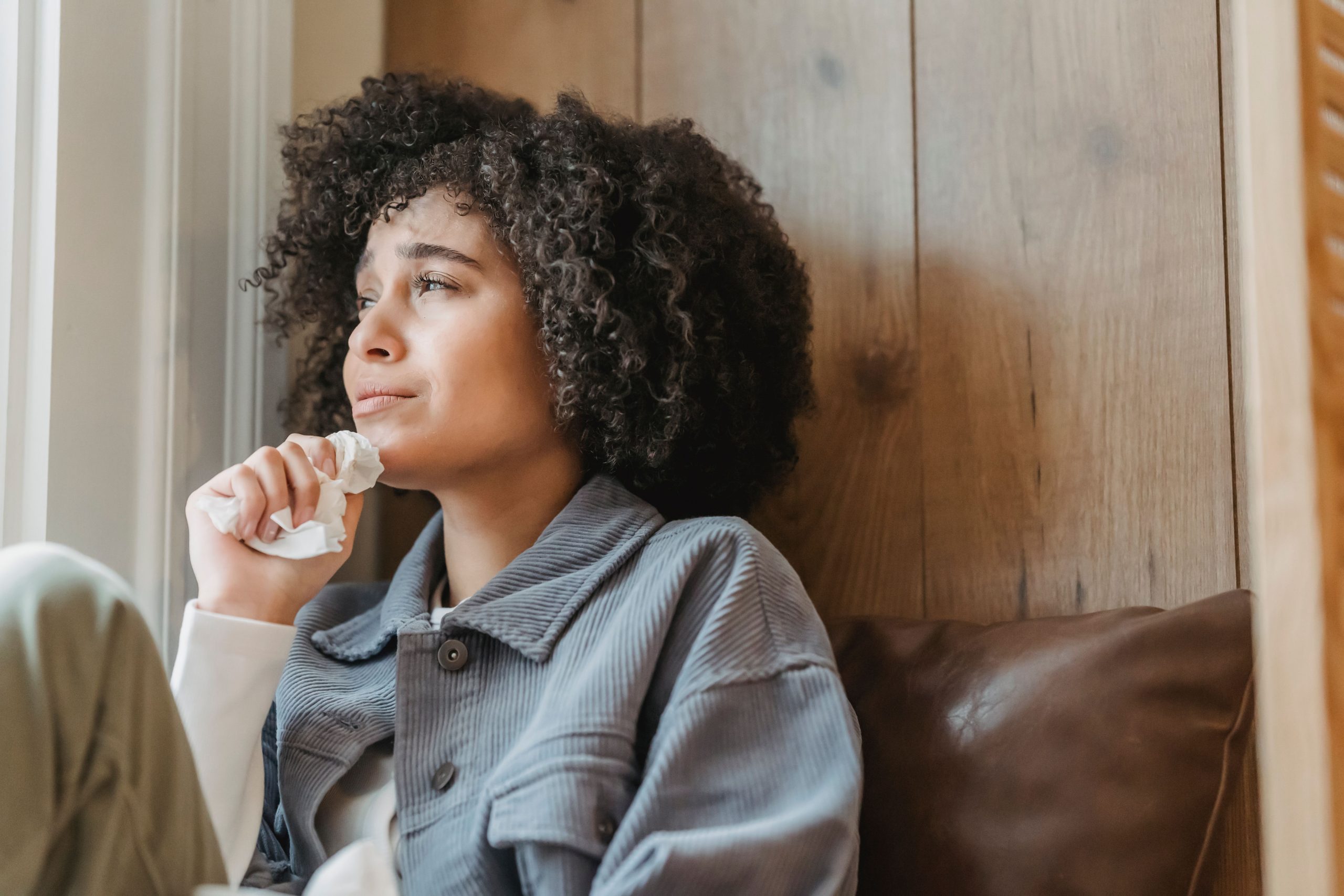 Dans de nombreuses sociétés, le sexisme n’est pas transmis uniquement par les hommes. Il est aussi perpétué par des femmes, souvent des mères, des grands-mères ou des belles-mères. 